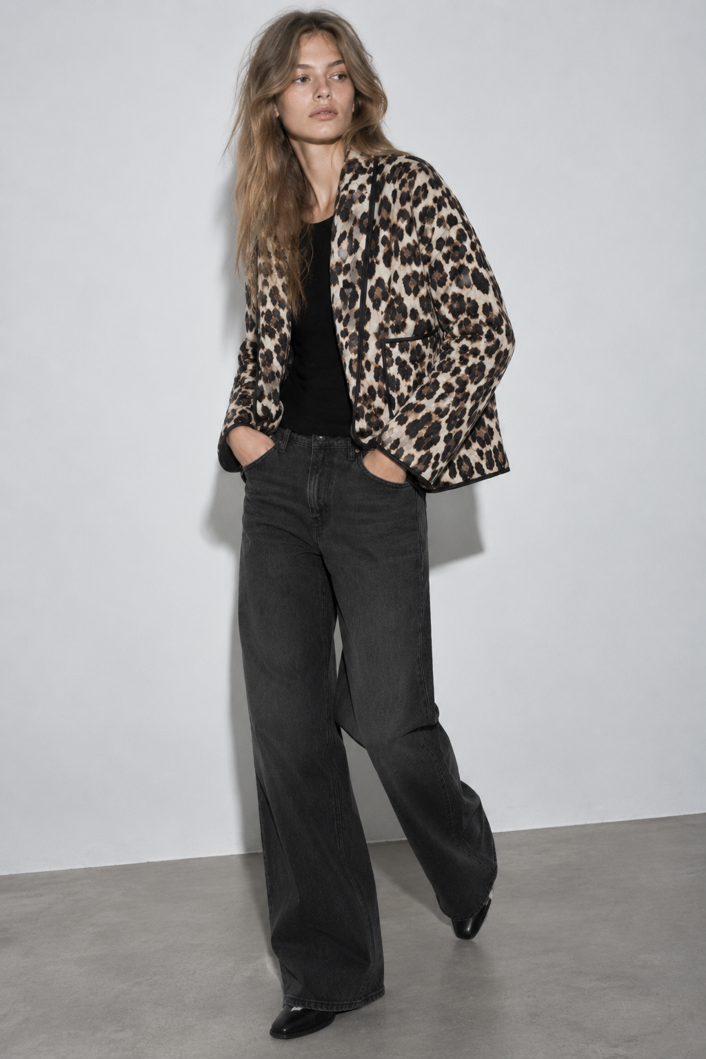 VESTE COURTE MOTIF LÉOPARD STRUCTURÉE