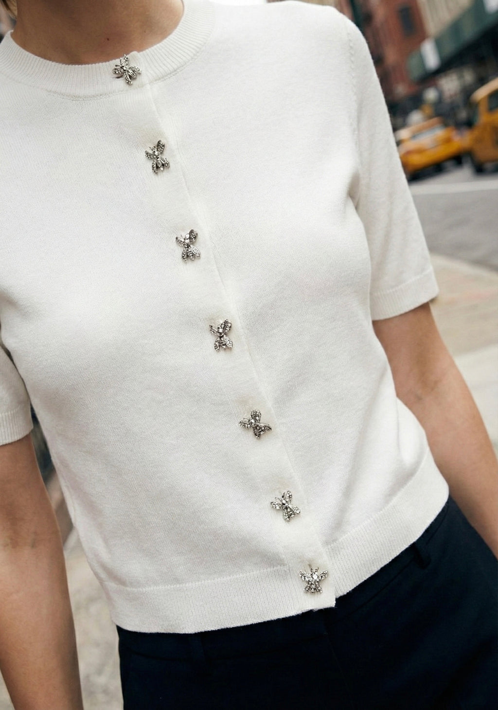 CARDIGAN MAILLE À BOUTONS BIJOUX MANCHES COURTES