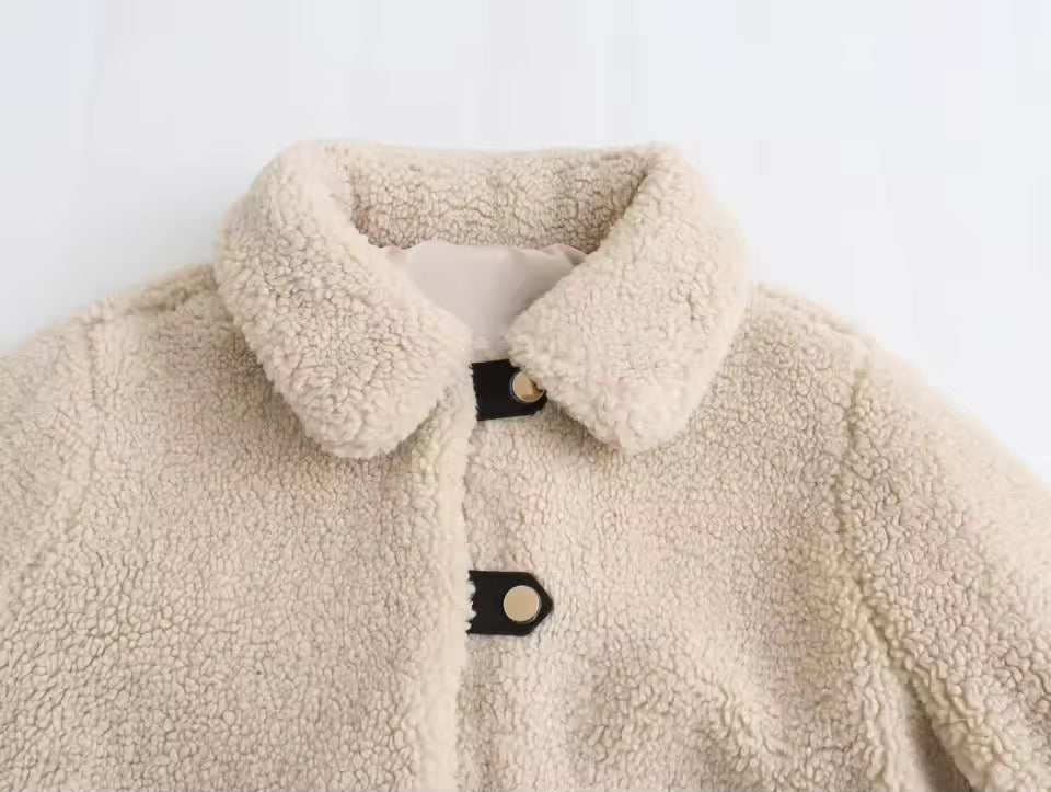 VESTE COURTE EN BOUCLETTE AVEC BOUTONS DORÉS