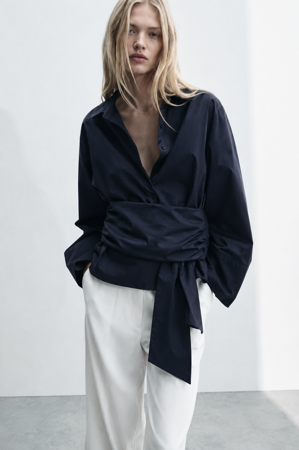 CHEMISE COURTE COL CHEMISE CEINTURÉE