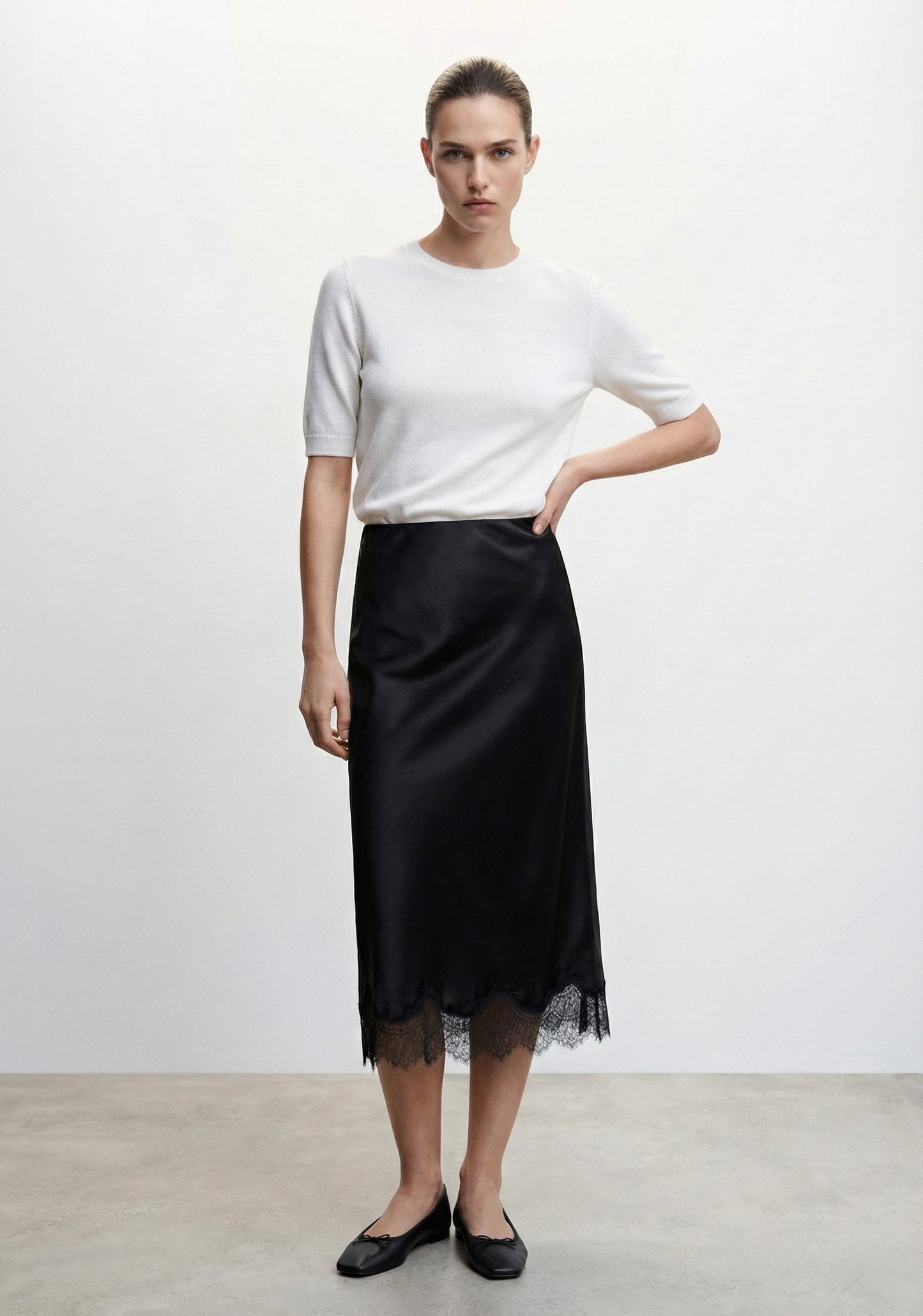 JUPE MIDI SATINÉE À FINITION DENTELLE