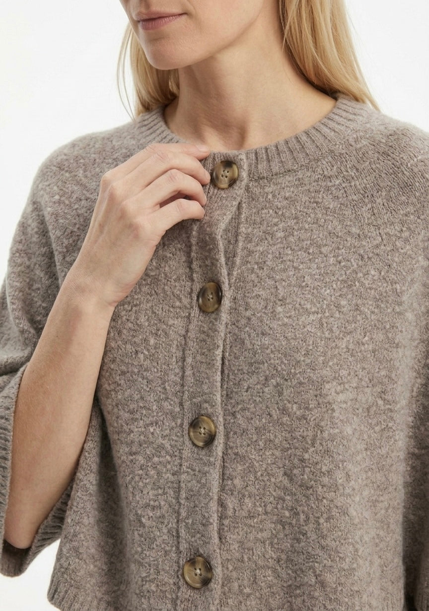 CAPE BOUTONNÉE EN MAILLE STRUCTURÉE