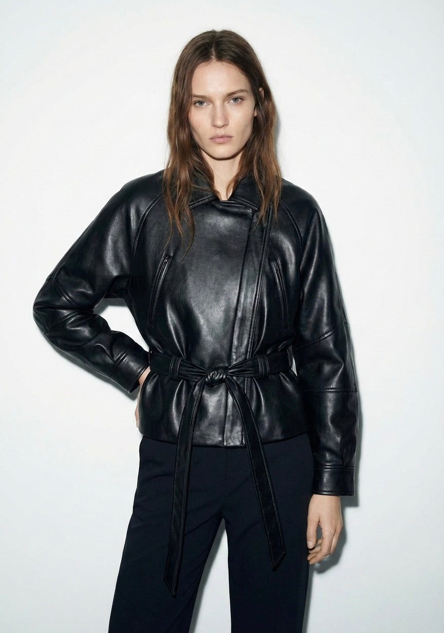 VESTE SIMILI CUIR CEINTURÉE