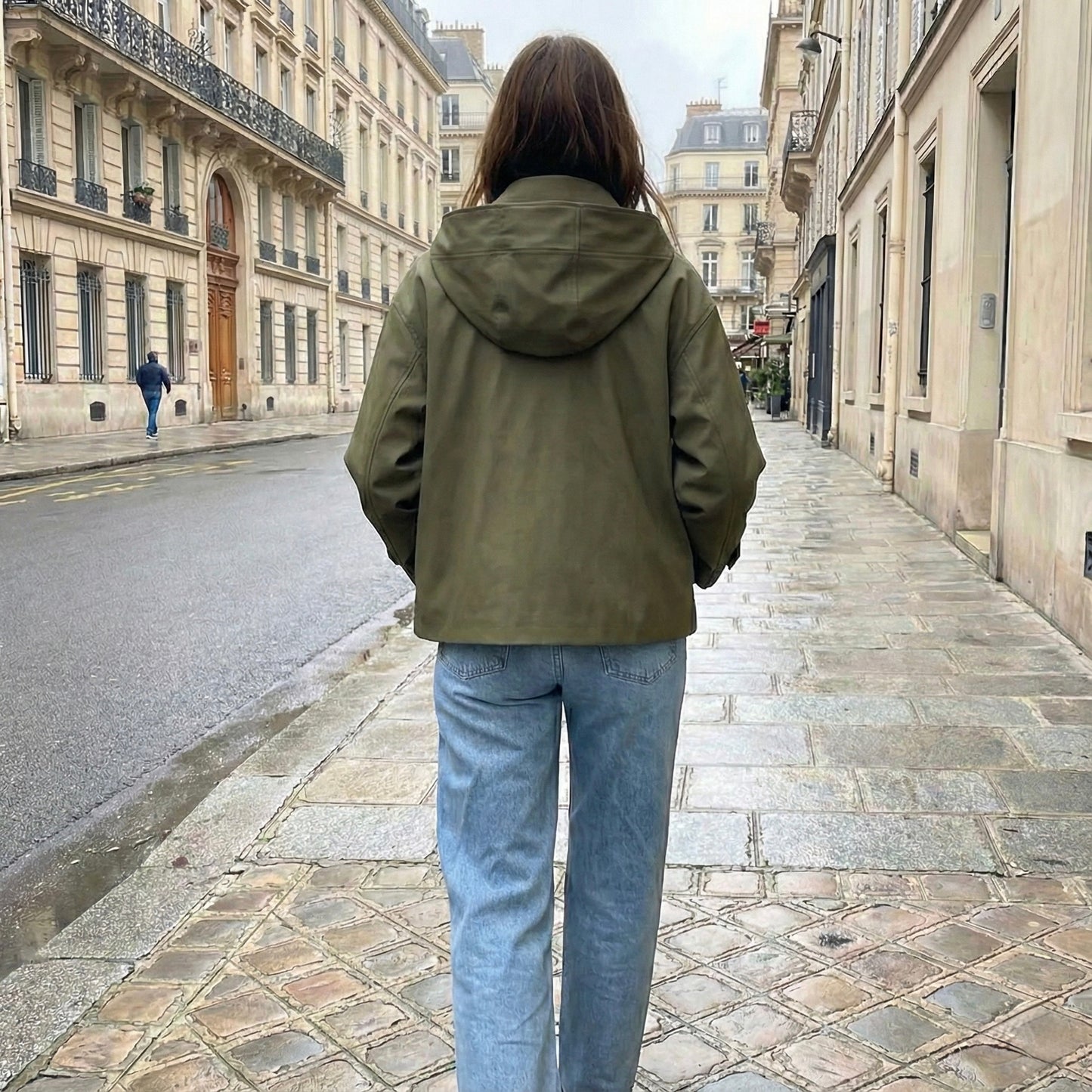 VESTE COURTE À CAPUCHE ET BOUTONS