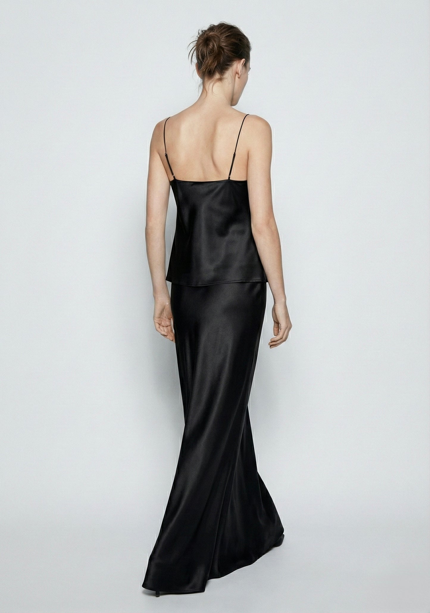 TOP SATINÉ À BRETELLES FINES