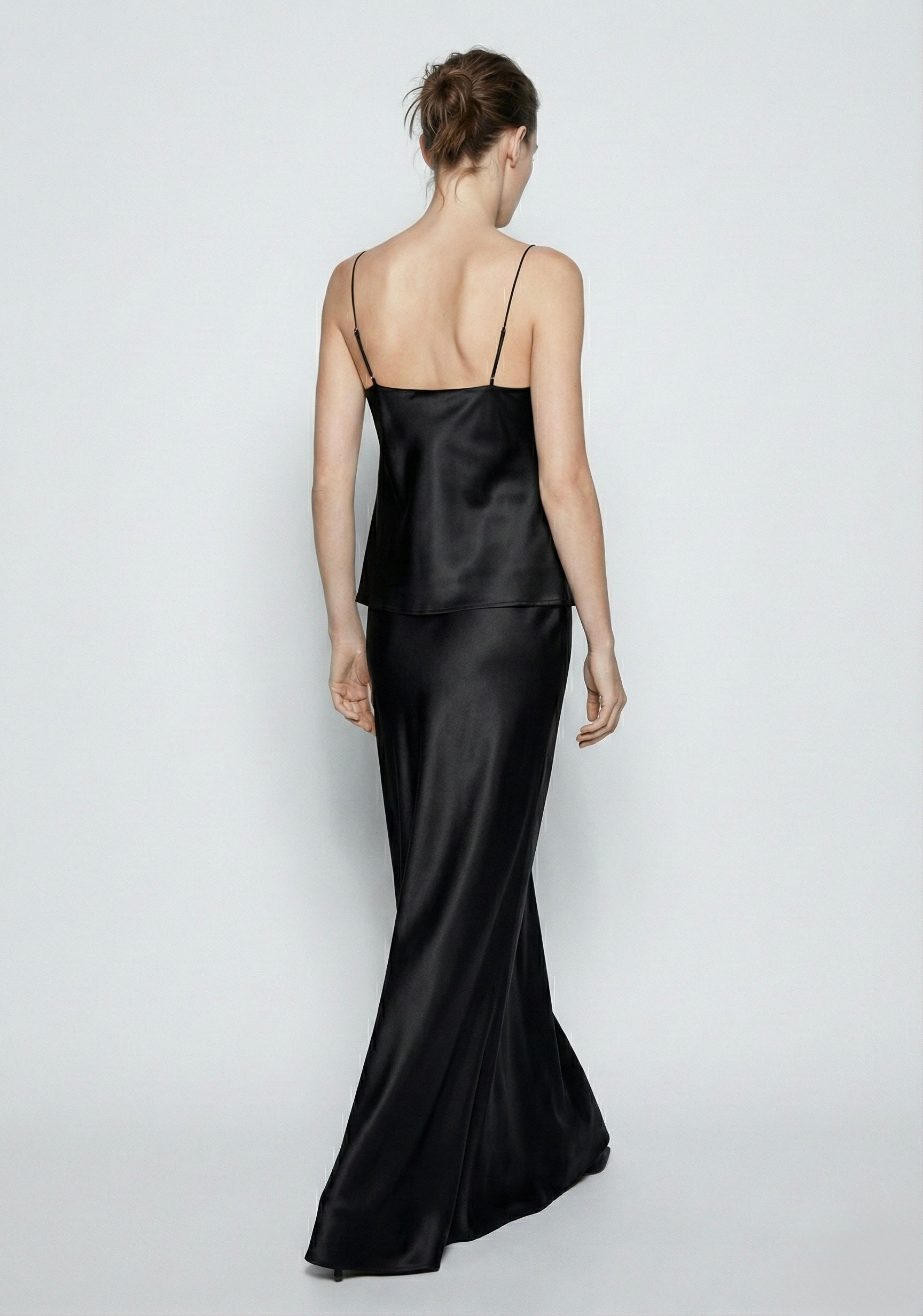 TOP SATINÉ À BRETELLES FINES