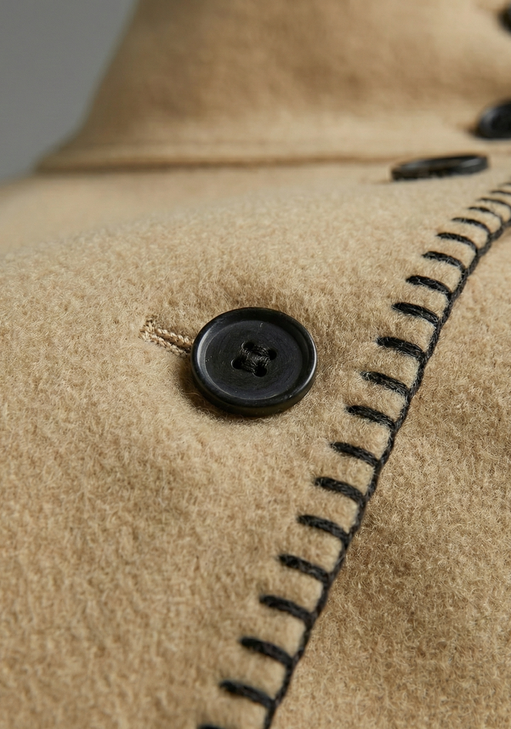 VESTE DROITE À COL MONTANT ET SURPIQÛRES VISIBLES