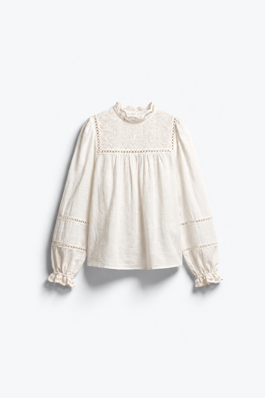 BLOUSE À EMPIÈCEMENT BRODÉ ET POIGNETS SMOCKÉS