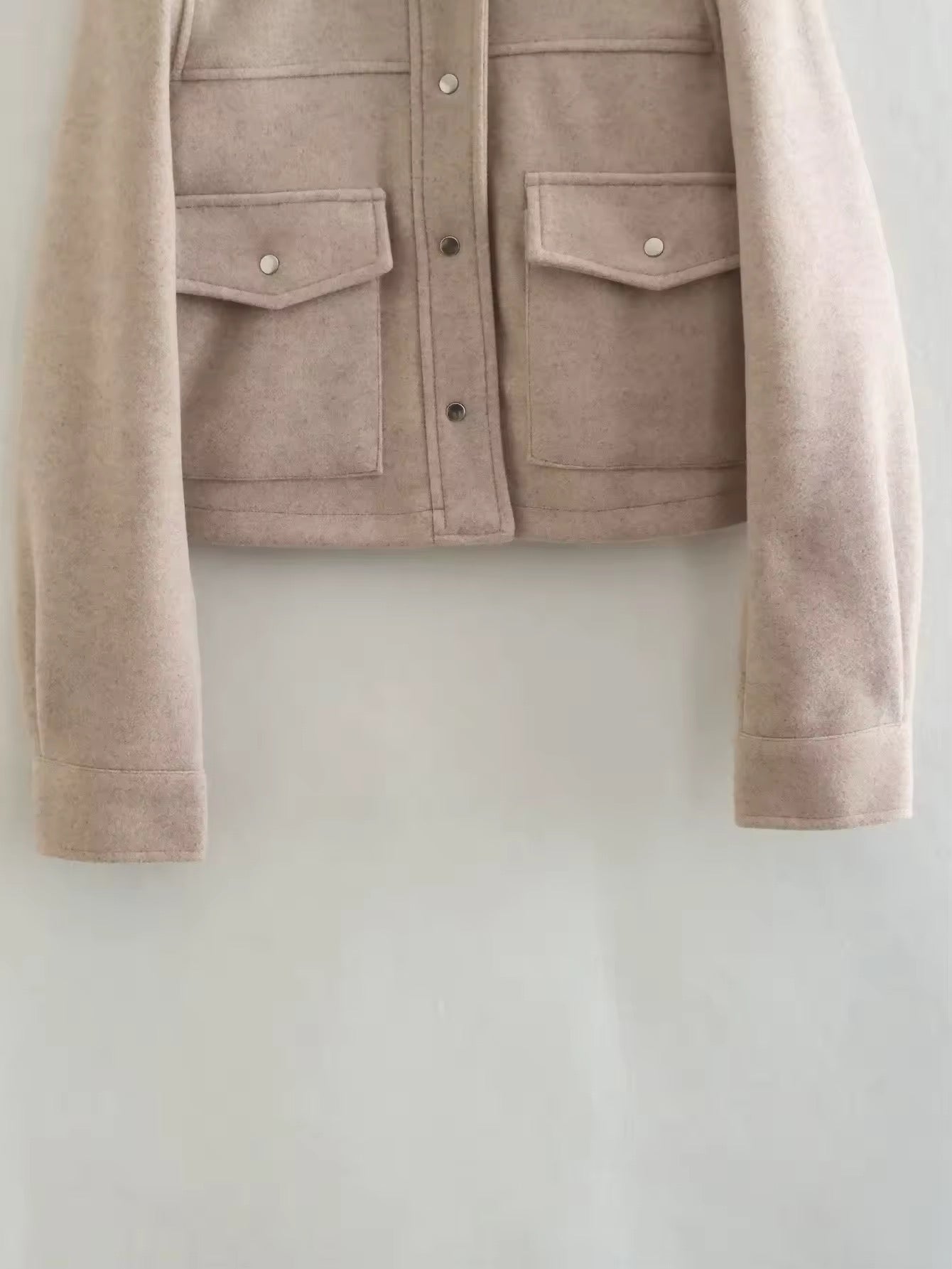 Veste courte boutonnée avec poche latérale