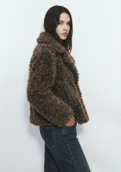 MANTEAU EFFET FOURRURE BOUCLÉE