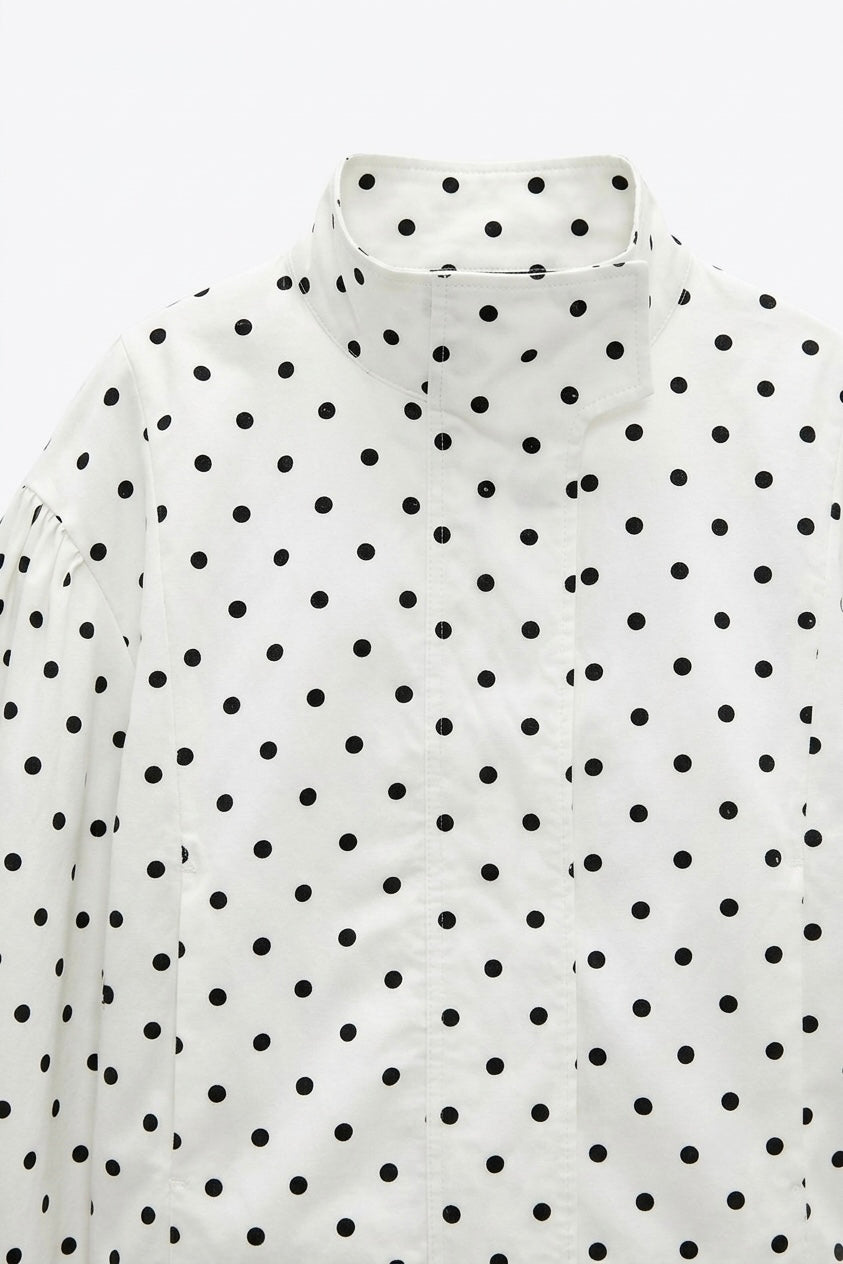 VESTE COURTE À COL MONTANT ET IMPRIMÉ POIS