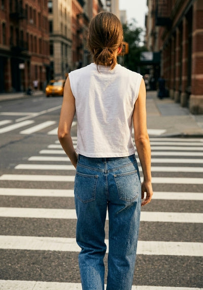 T-SHIRT SANS MANCHES À ÉPAULES MARQUÉES