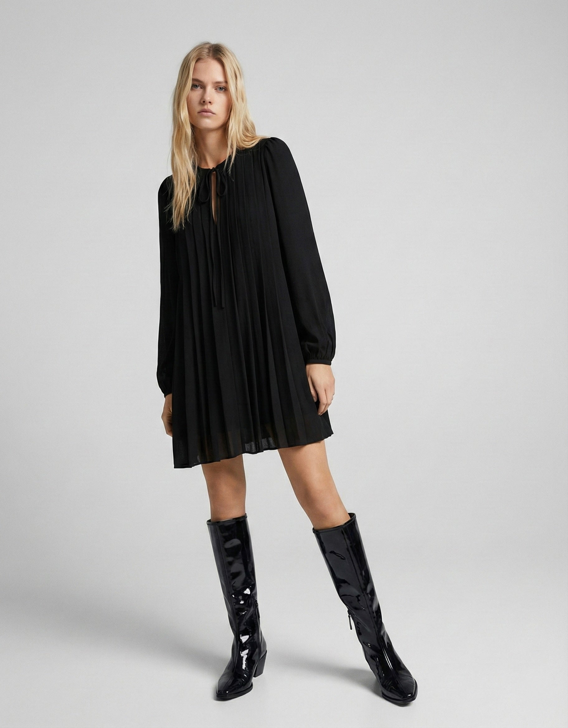 ROBE PLISSÉE COURTE À LIEN