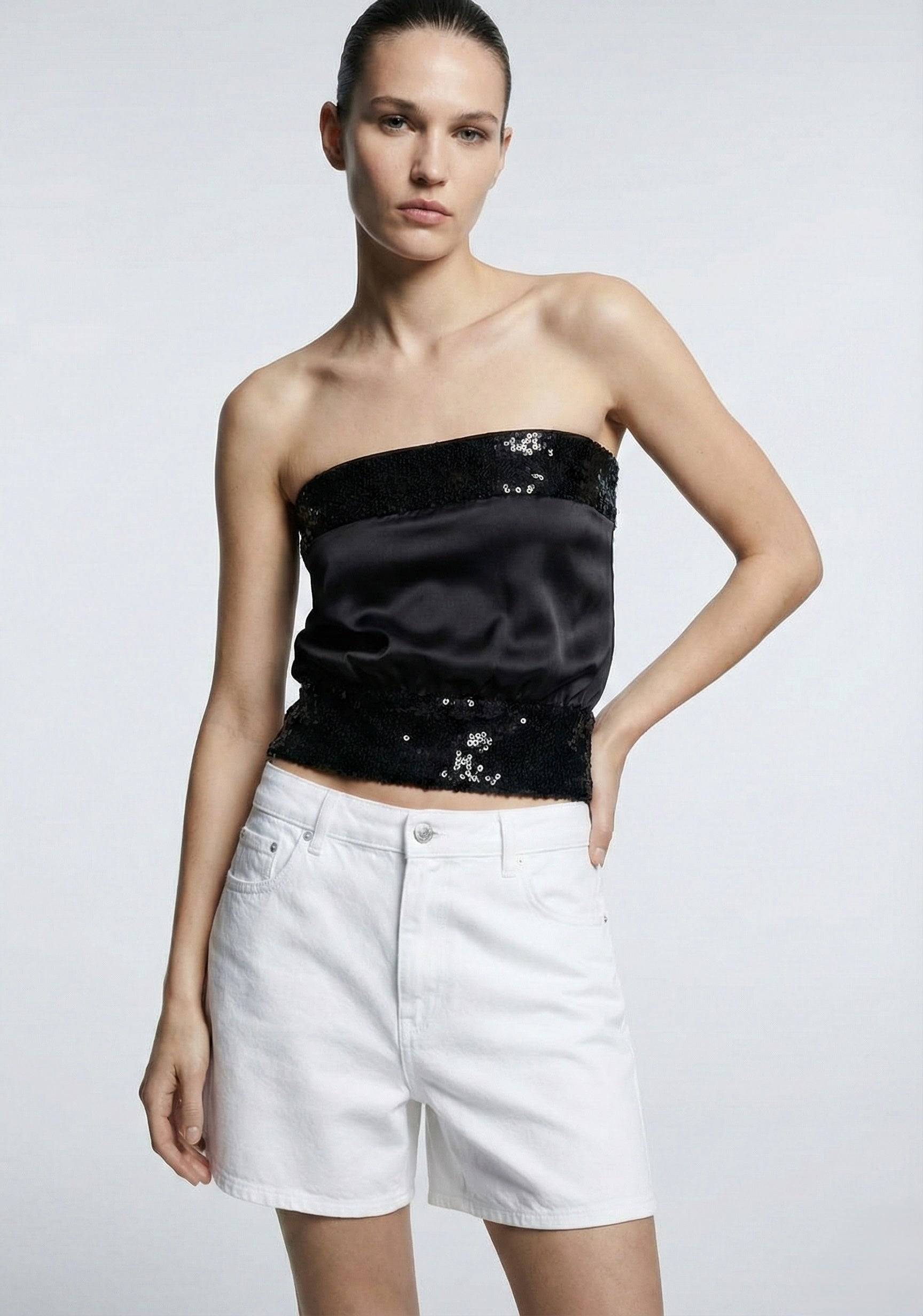 TOP BANDEAU SATINÉ À FINITIONS BRODÉES