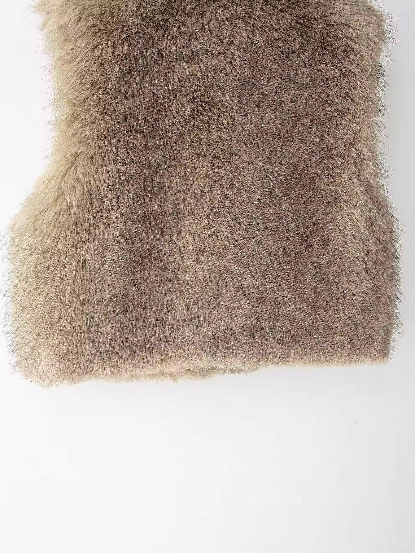 Sleeveless jacket with fur effect • Women 