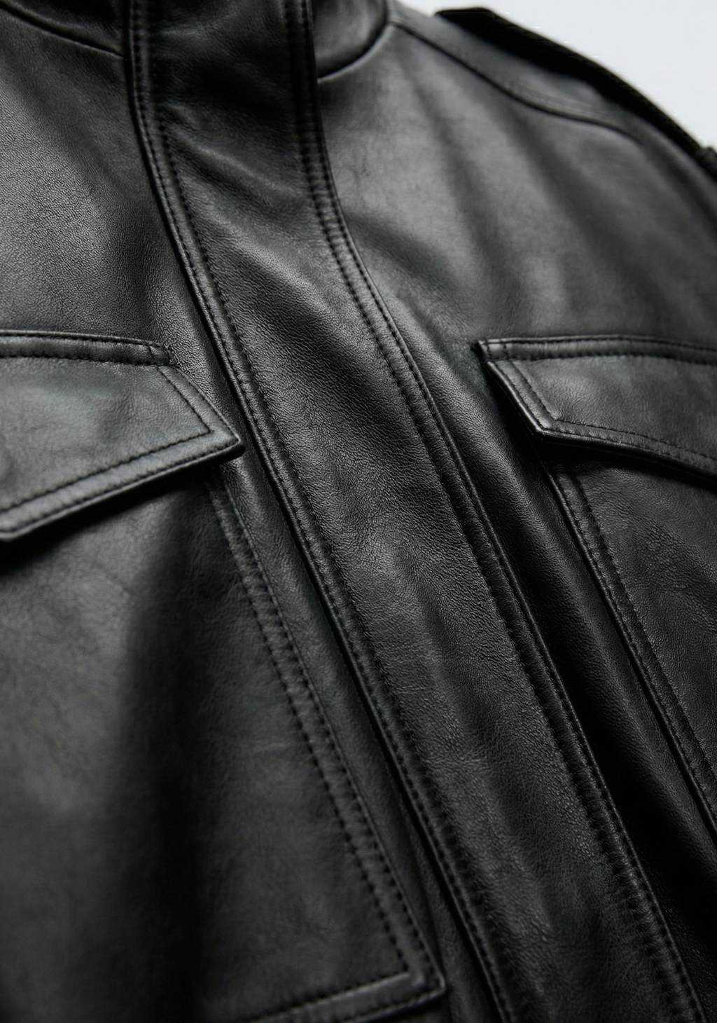 BLOUSON COURT À POCHES PLAQUÉES