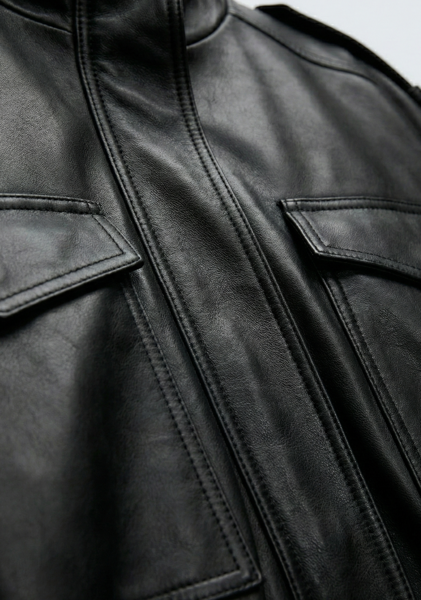 BLOUSON COURT À POCHES PLAQUÉES