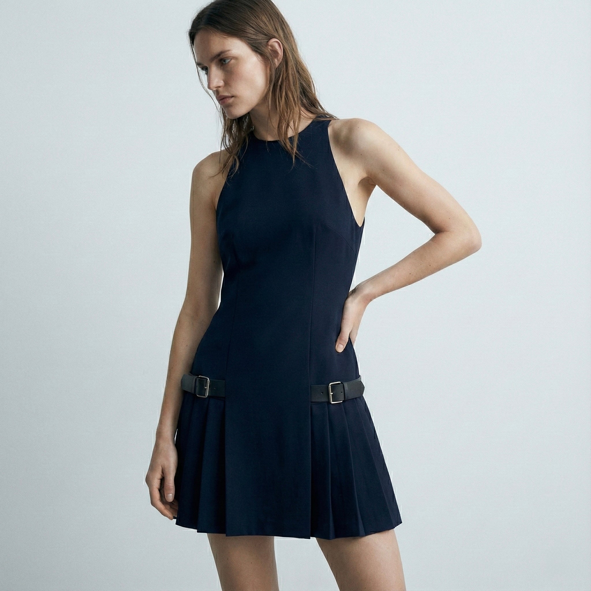 ABITO PLISSETTATO CON FIBBIA LATERALE 