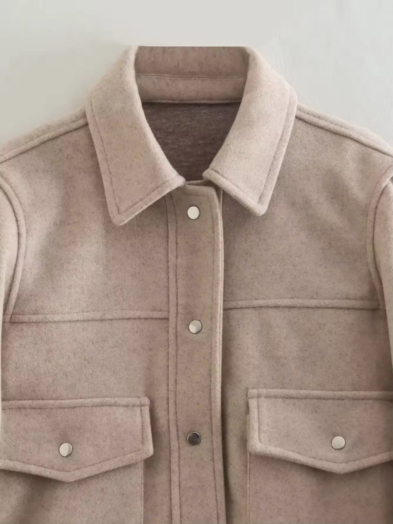 Veste courte boutonnée avec poche latérale