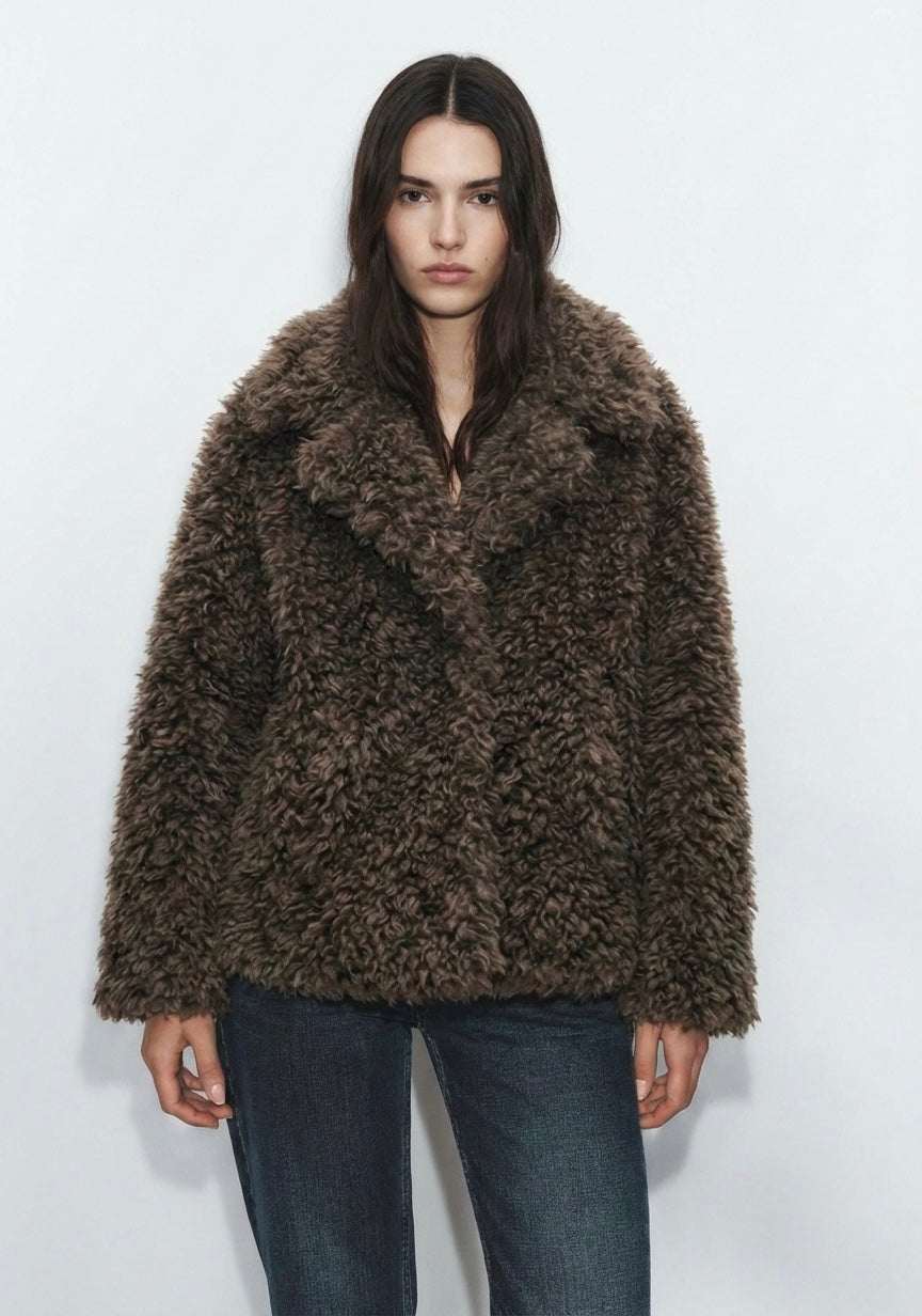 MANTEAU EFFET FOURRURE BOUCLÉE