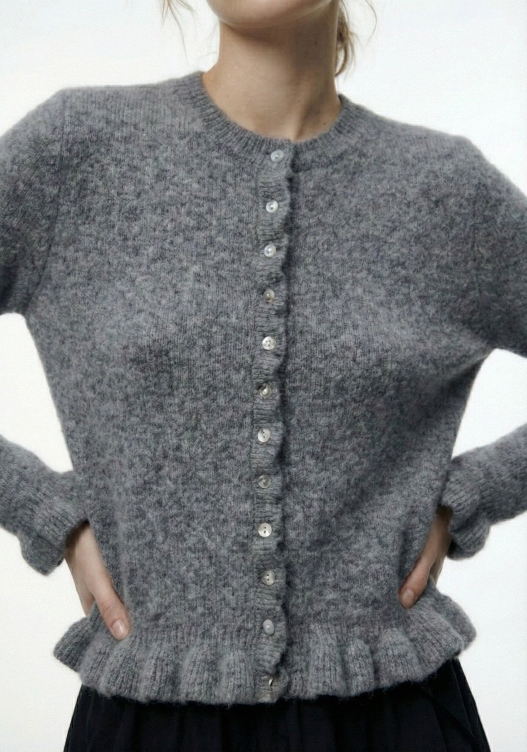 CARDIGAN À VOLANTS ET BOUTONS NACRÉS