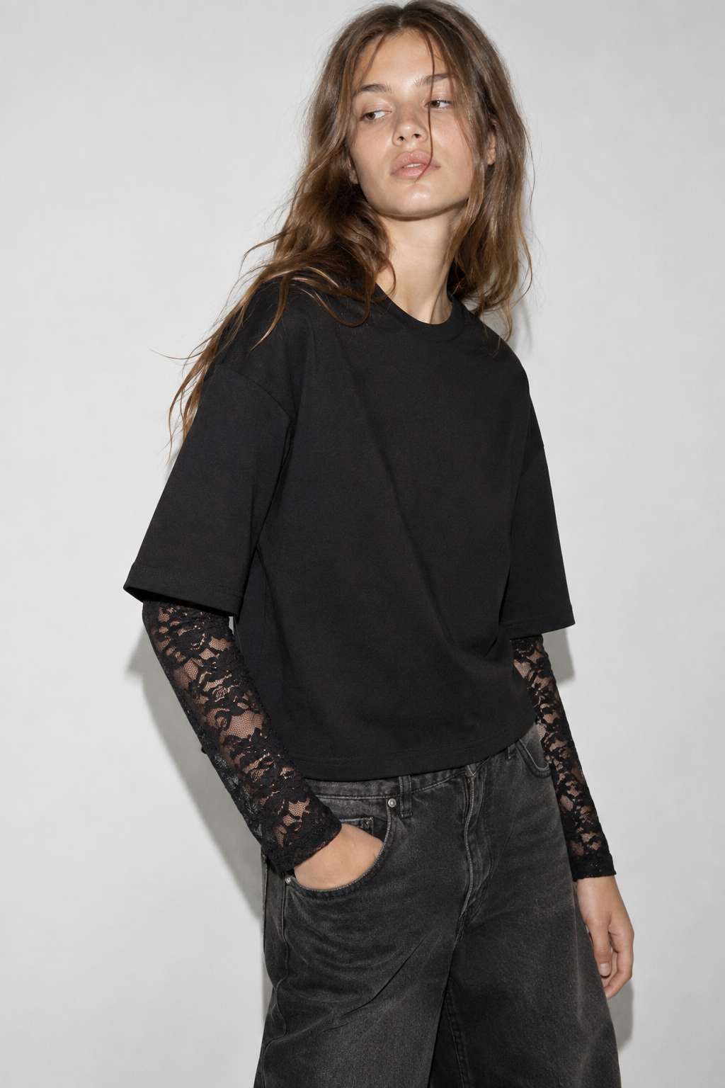 T-SHIRT BI-MATIÈRE À MANCHES EN DENTELLE