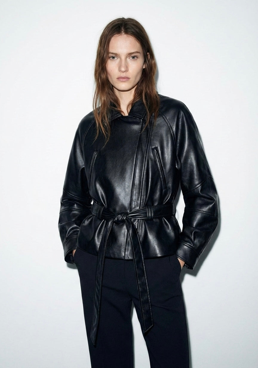 VESTE SIMILI CUIR CEINTURÉE