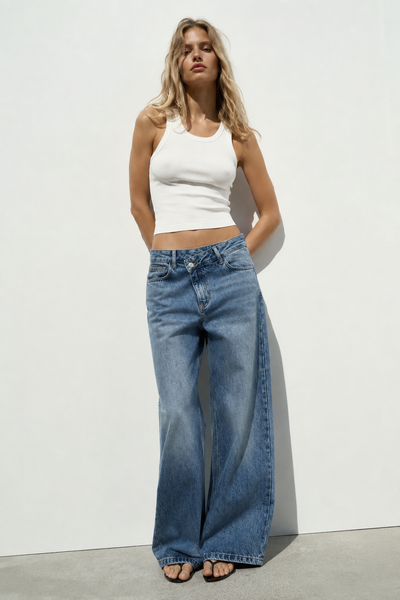 JEANS À FERMETURE ASYMÉTRIQUE
