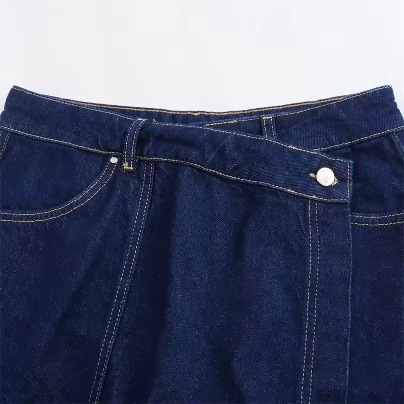 SHORT EN DENIM AVEC CEINTURE ASYMÉTRIQUE