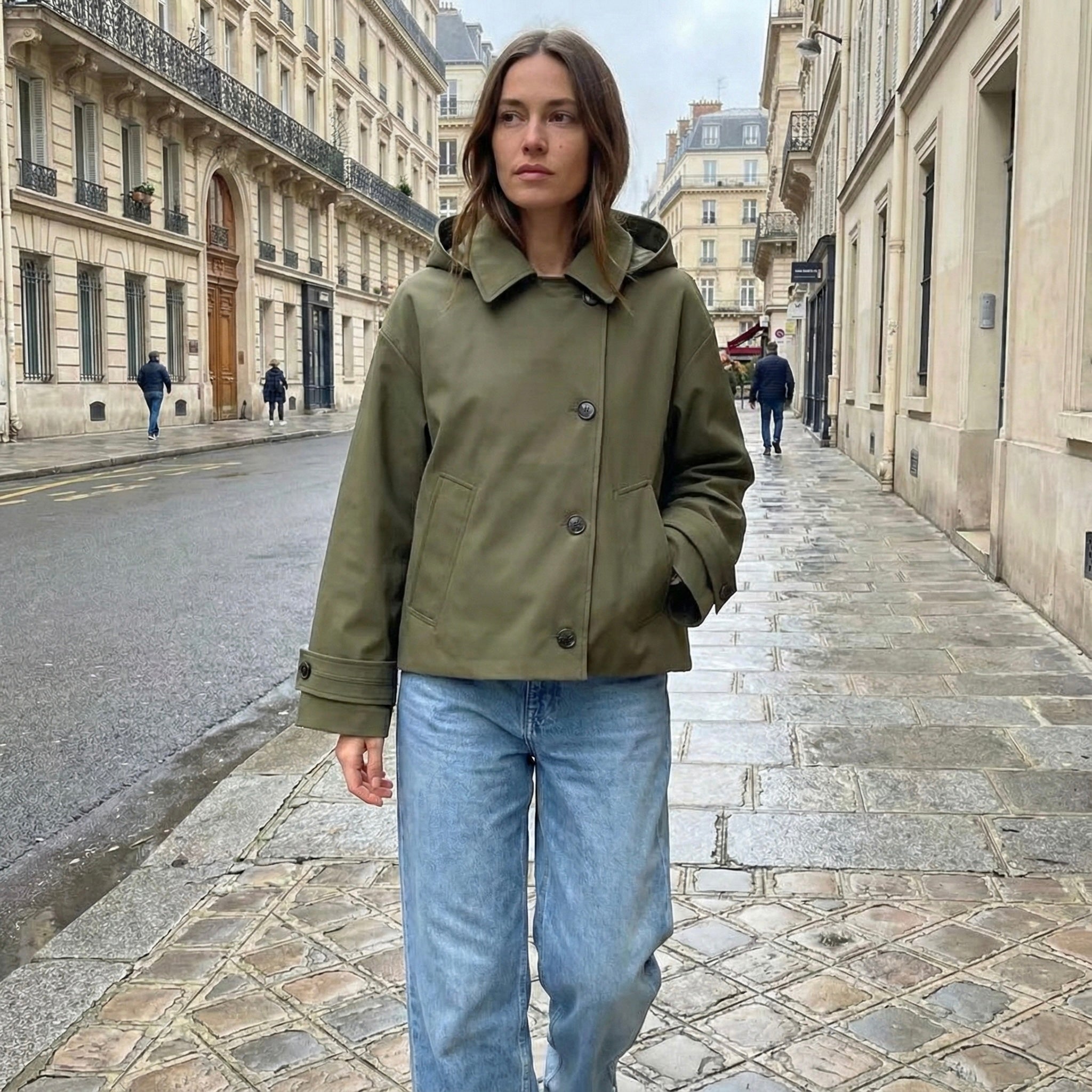 VESTE COURTE À CAPUCHE ET BOUTONS