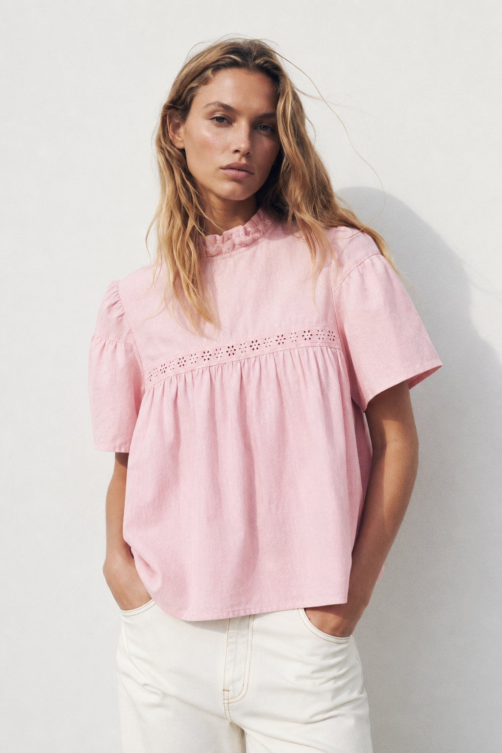 BLOUSE COURTE COL VOLANT BRODÉ
