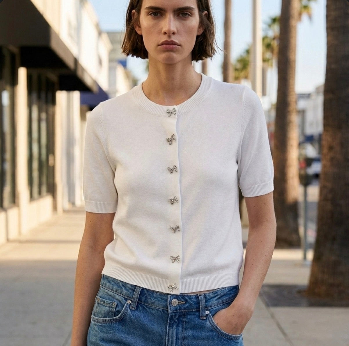 CARDIGAN MAILLE À BOUTONS BIJOUX MANCHES COURTES