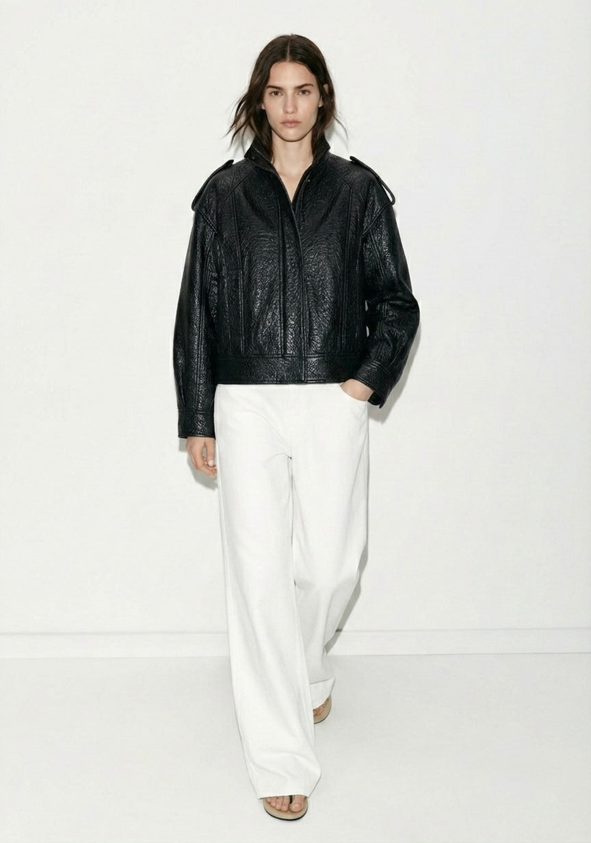 BLOUSON COURT À COL MONTANT ET ÉPAULES STRUCTURÉES