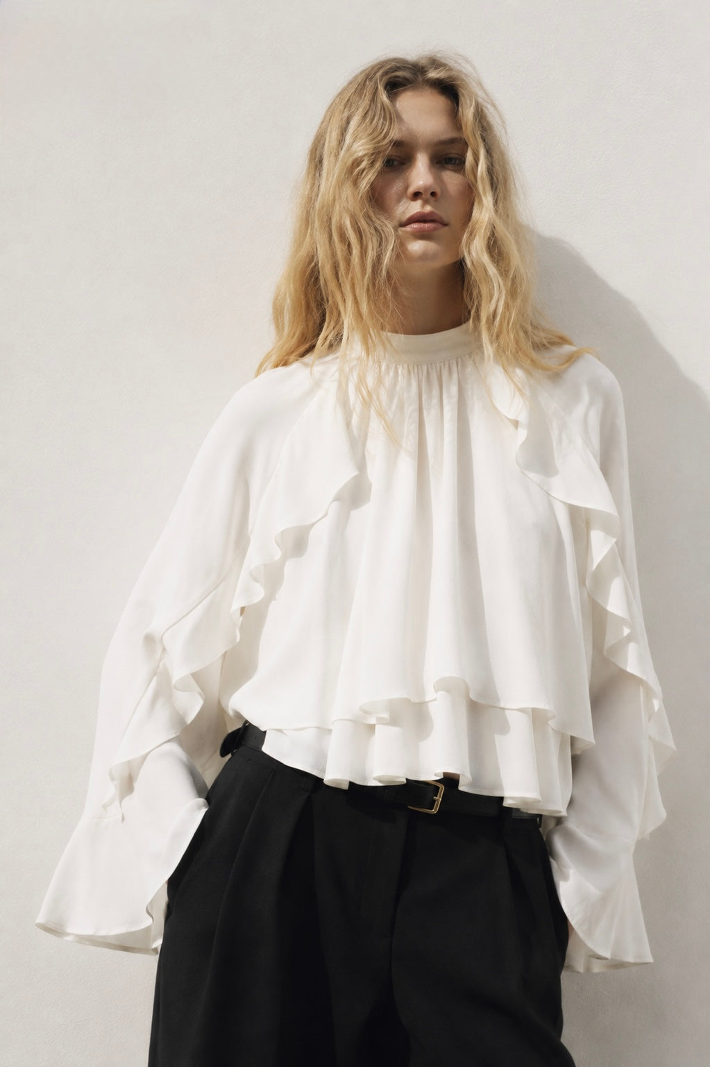 BLOUSE COURTE COL MONTANT VOLANTS