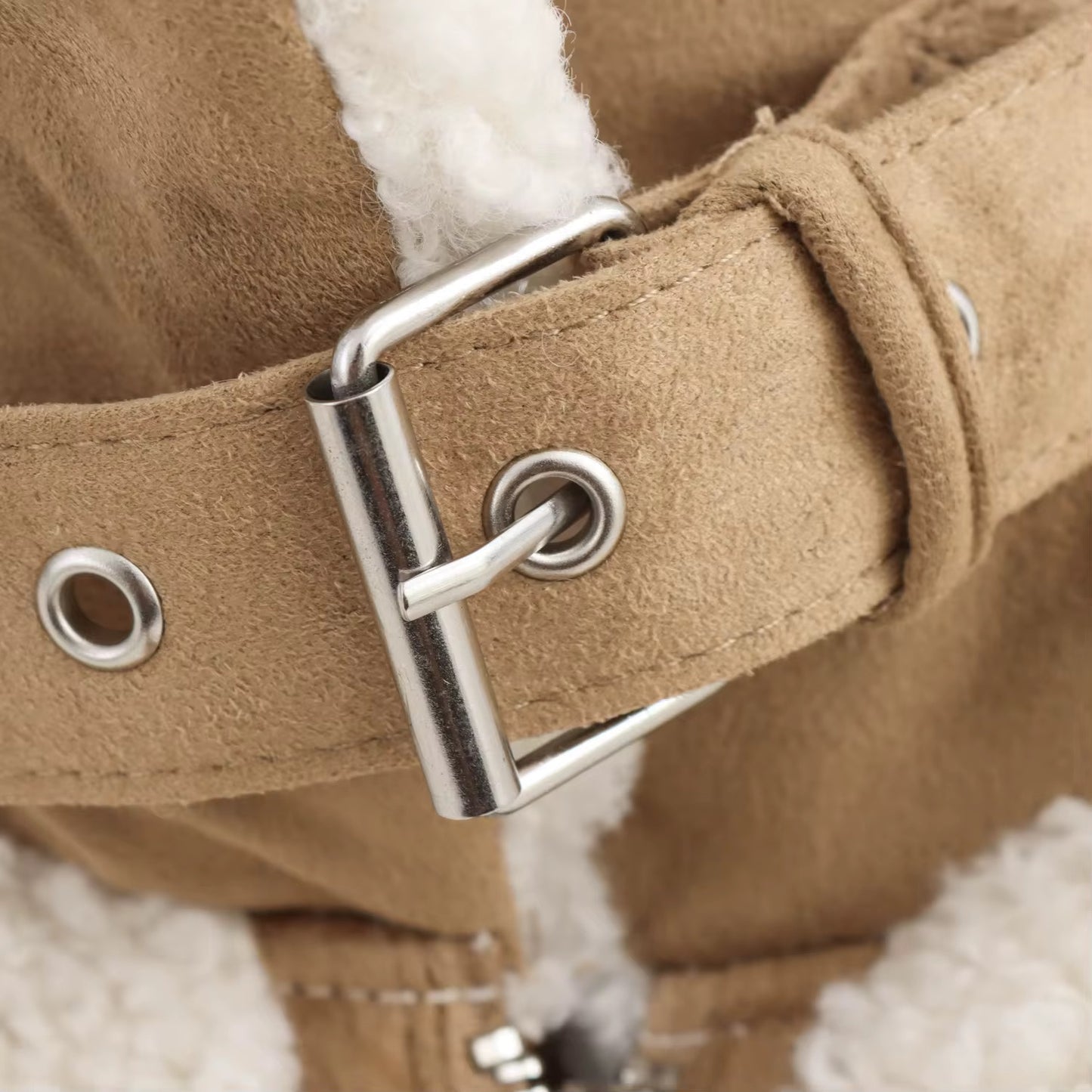 VESTE EFFET LAINE AVEC DÉTAILS CONTRASTÉS