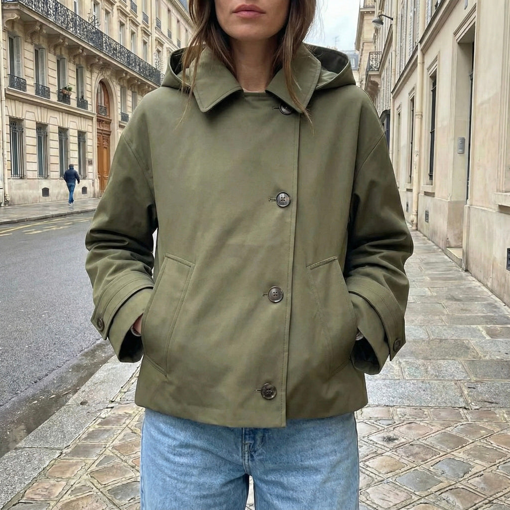 VESTE COURTE À CAPUCHE ET BOUTONS