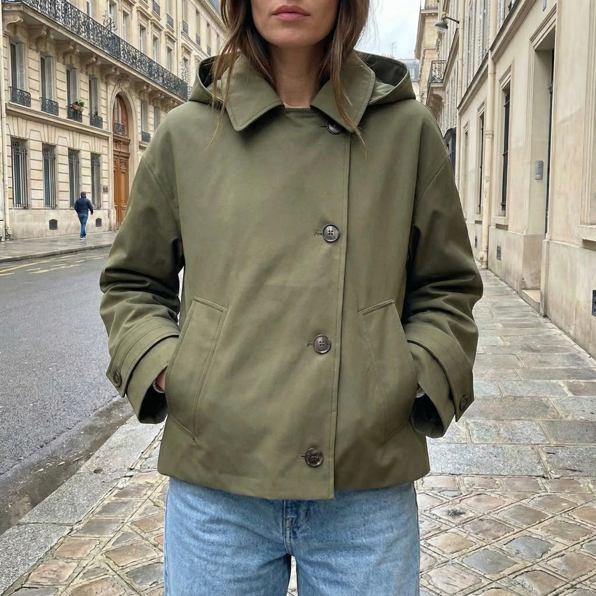 VESTE COURTE À CAPUCHE ET BOUTONS