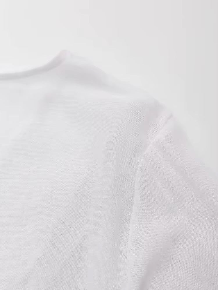 BLOUSE À DÉCOLLETÉ V ET DENTELLE