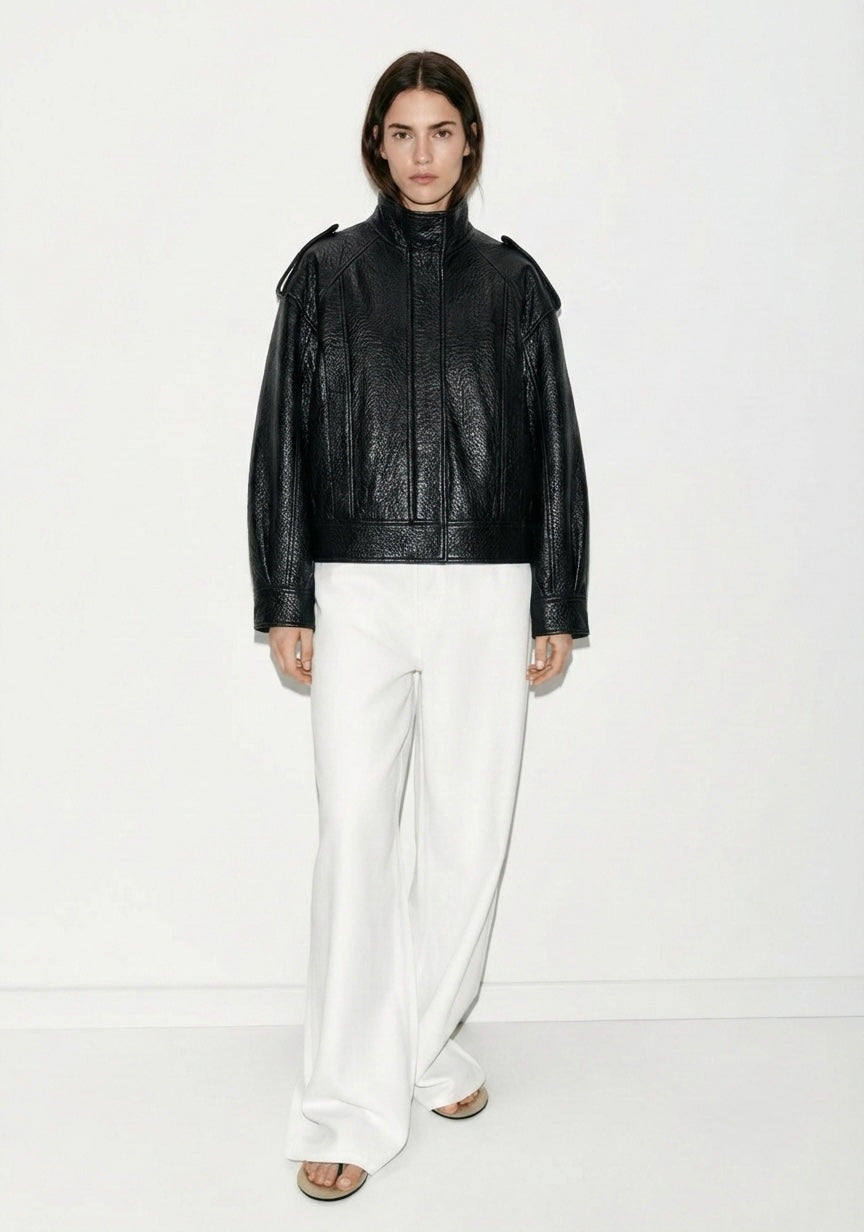 BLOUSON COURT À COL MONTANT ET ÉPAULES STRUCTURÉES