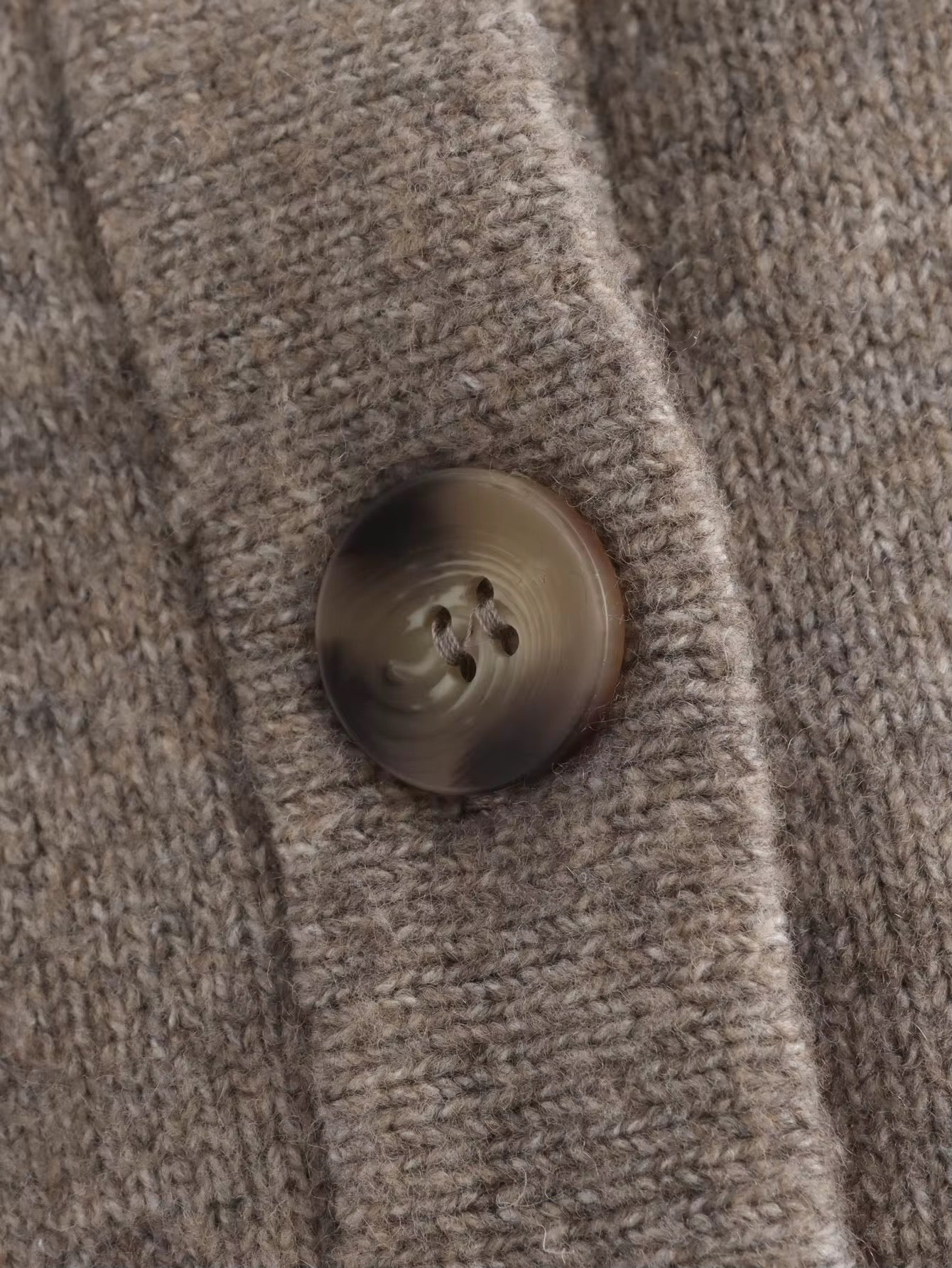 CAPE BOUTONNÉE EN MAILLE STRUCTURÉE