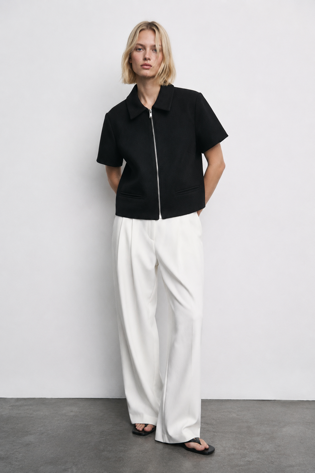 VESTE COURTE À MANCHES COURTES ET ZIPPÉE