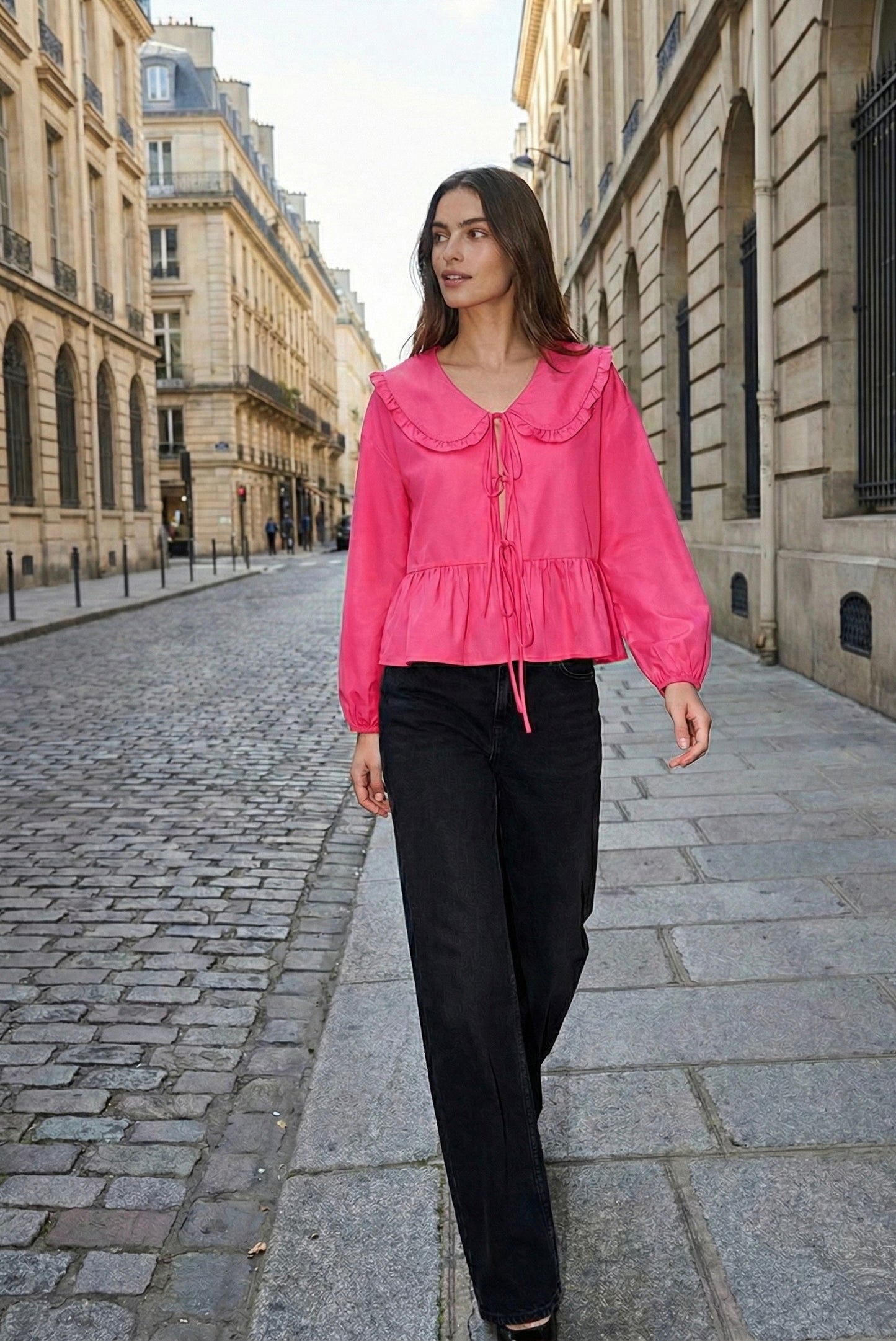 BLOUSE COL LARGE À LIENS FRONCÉS