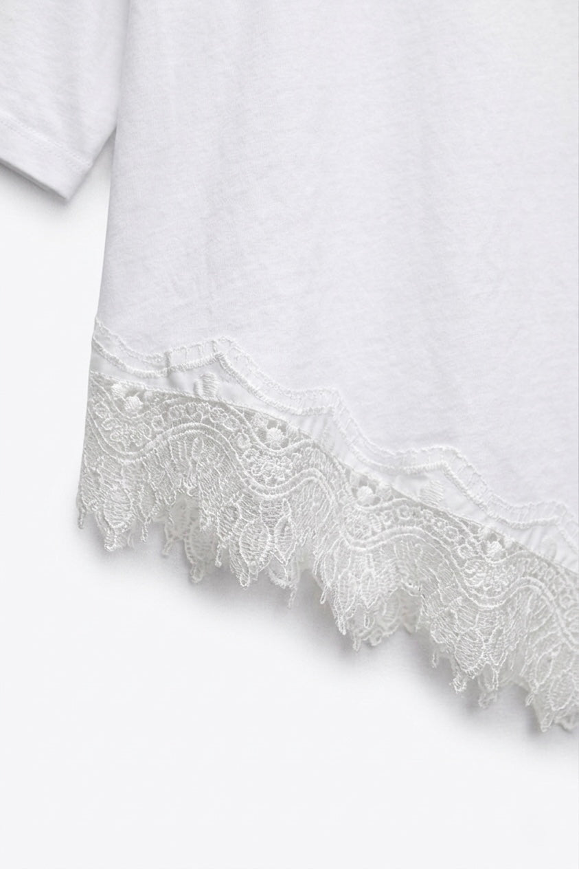 T-SHIRT ASYMÉTRIQUE AVEC DENTELLE