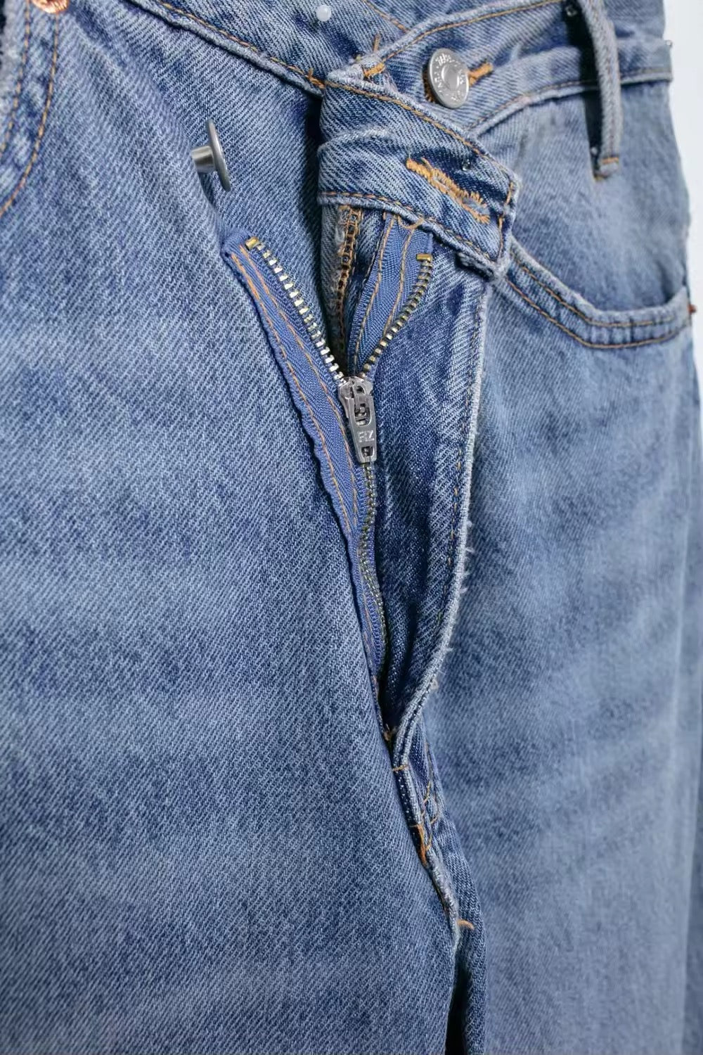 PANTALON À CEINTURE CROISÉE