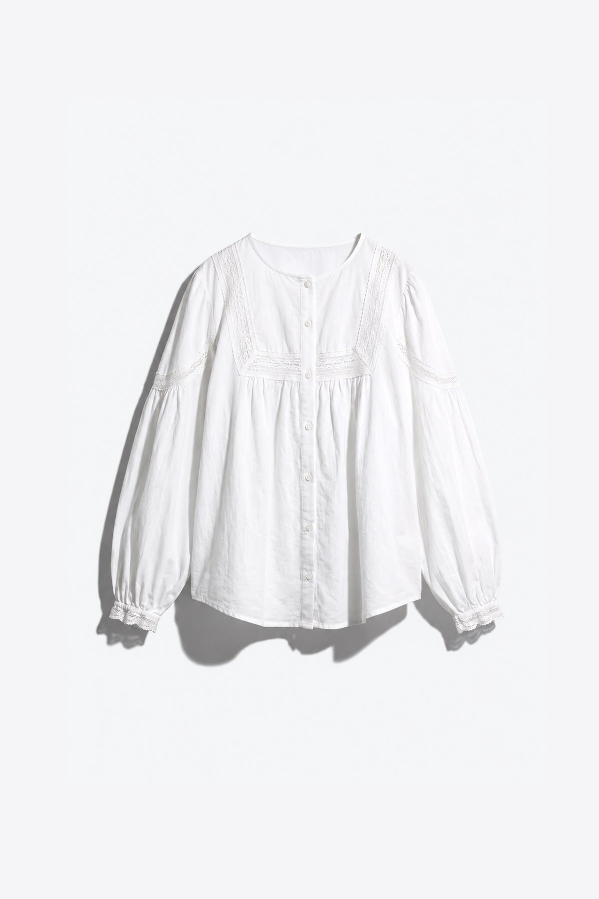 BLOUSE AMPLE À PLASTRON EN DENTELLE ET FRONCES