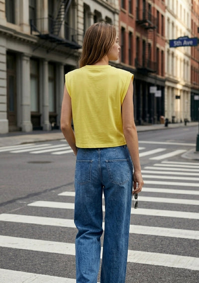 T-SHIRT SANS MANCHES À ÉPAULES MARQUÉES