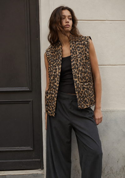 VESTE SANS MANCHES IMPRIMÉE LÉOPARD