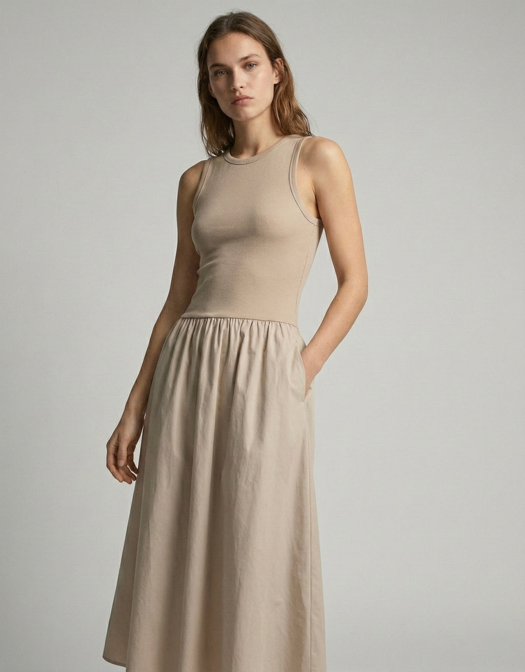 ABITO DI MEDIA LUNGHEZZA CON VITA ELASTICIZZATA