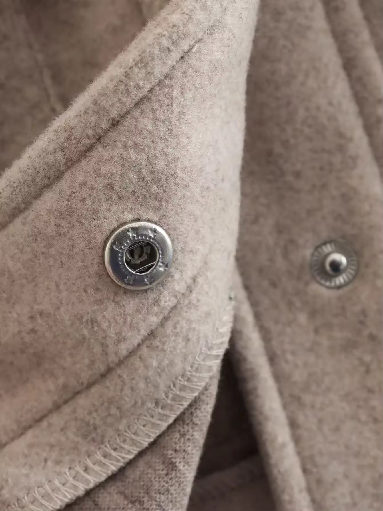 Veste courte boutonnée avec poche latérale