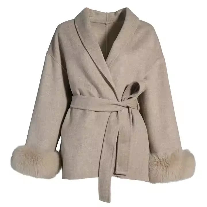 Manteau en laine avec manches fourrure